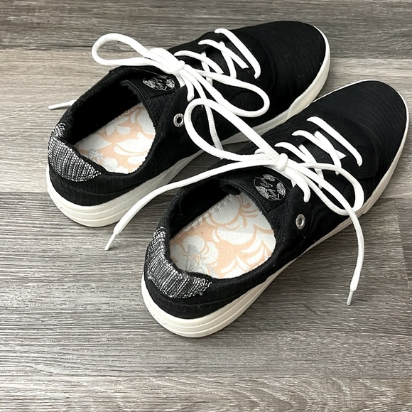 Black and White Roxy Surf Sneakers - Picture 2 of 2